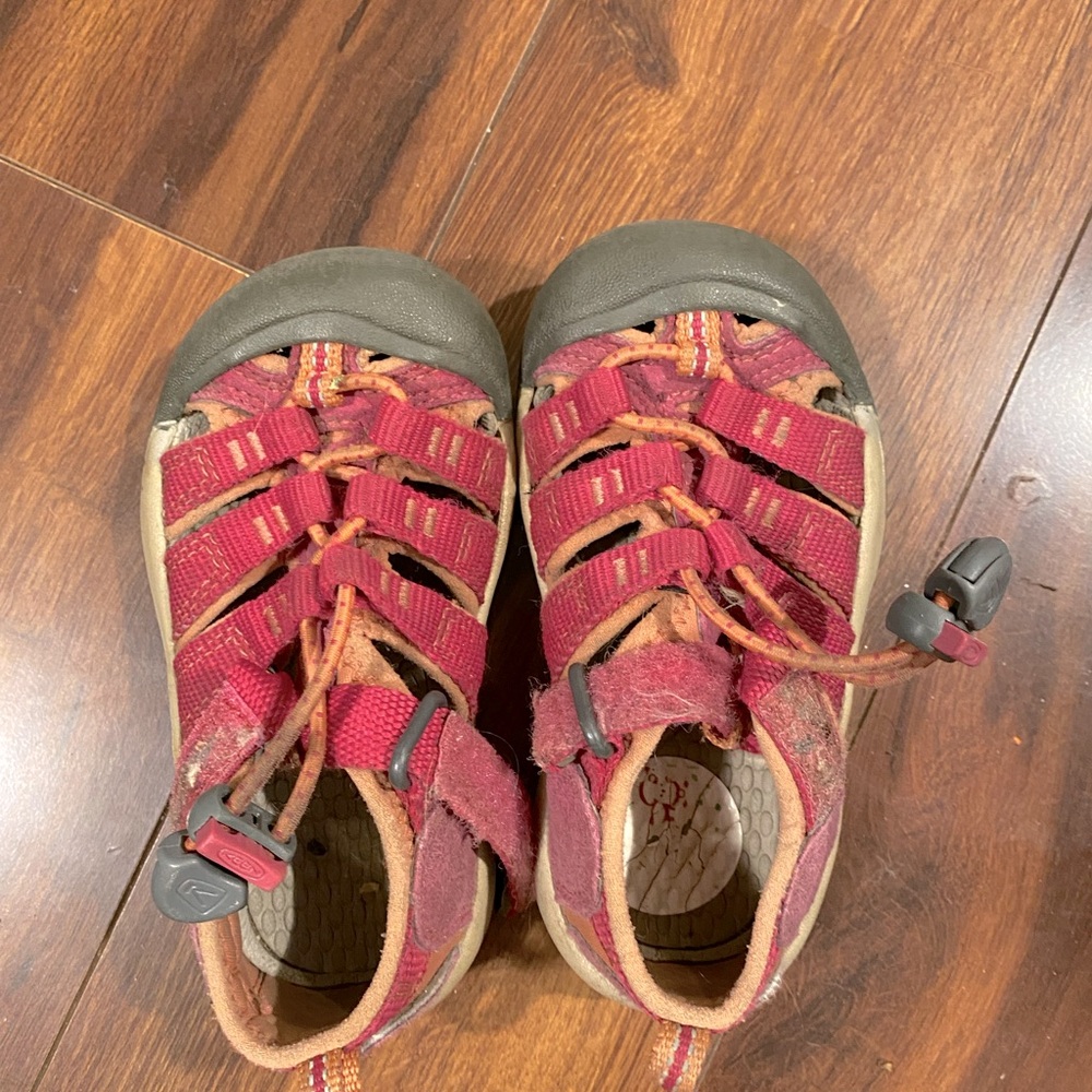 Toddler Girls Newport Keen sandals size 7.